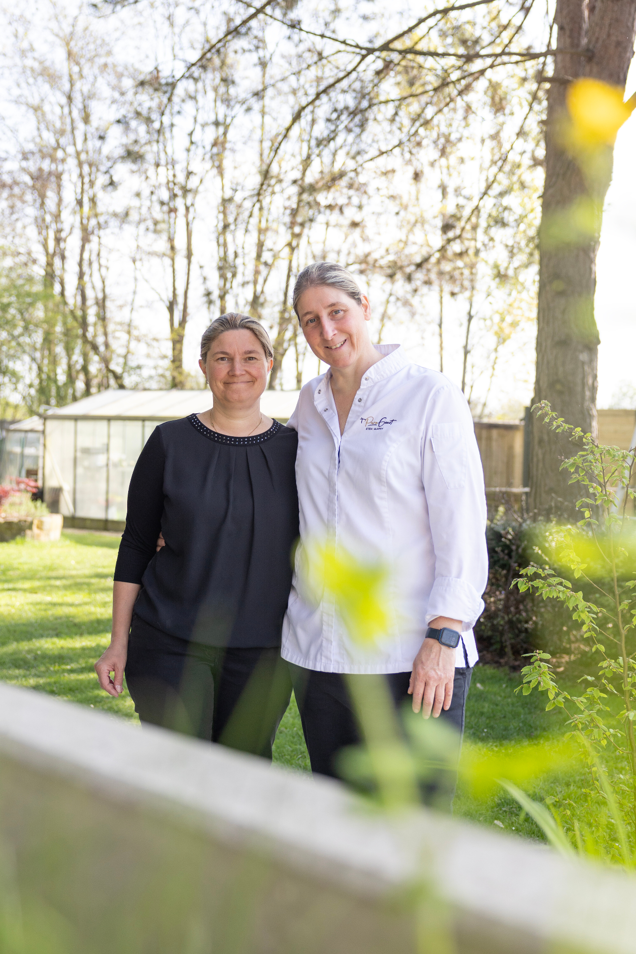 An Nelissen en Emilia Hendrix in de tuin