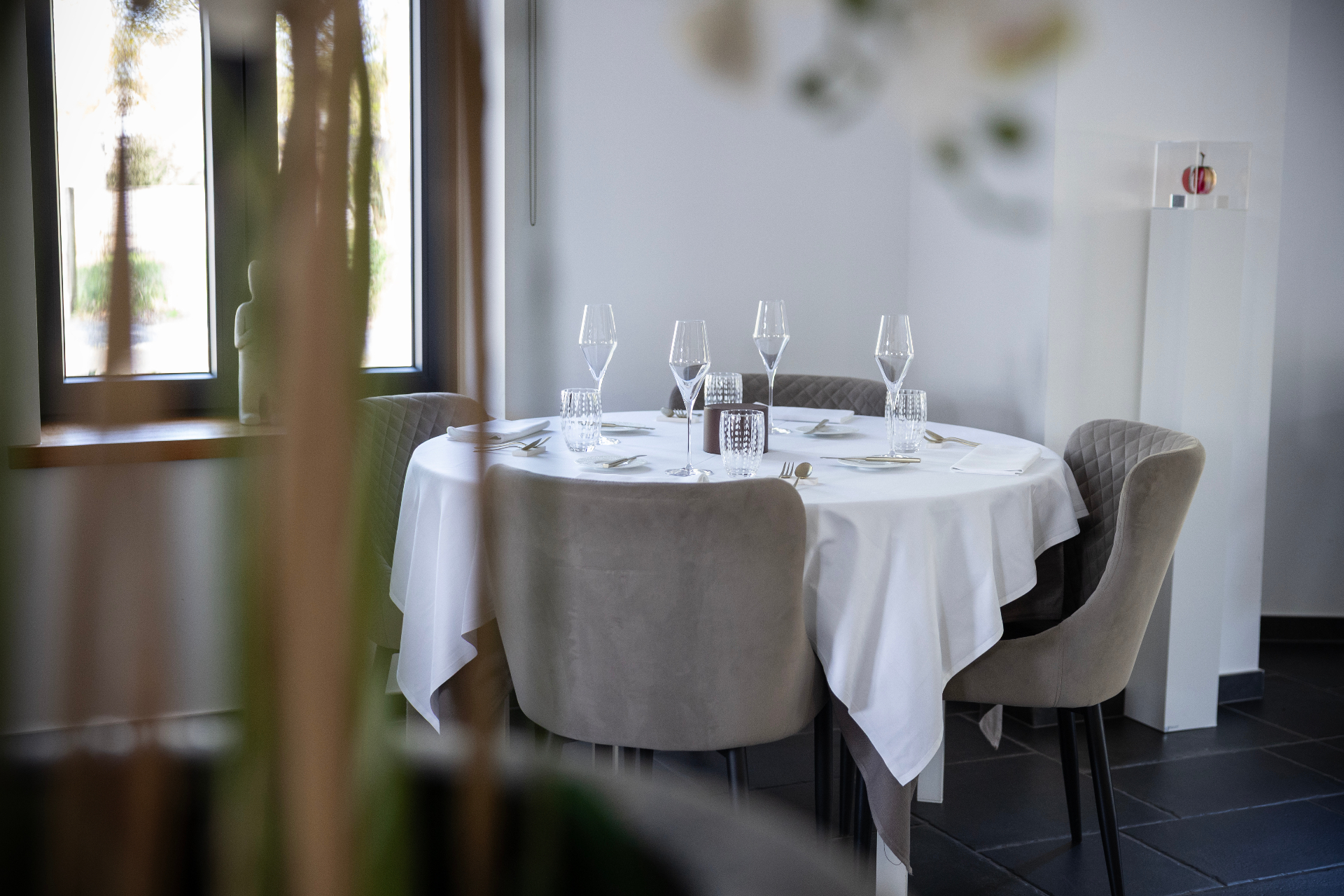 Gedekte tafels in het restaurant